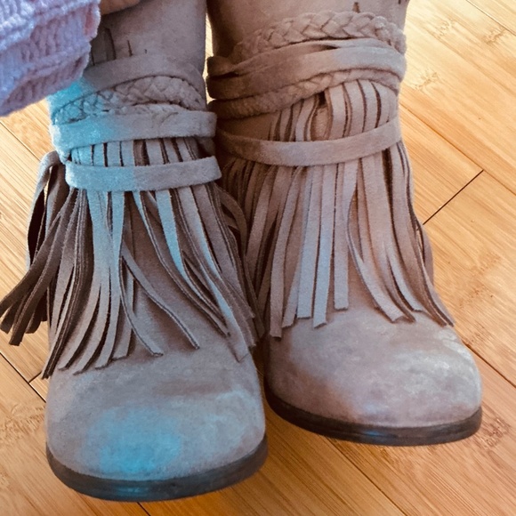 Faux Suede Beige Fringe Cowboy Ankle Bootie Size 6 - Picture 10 of 11